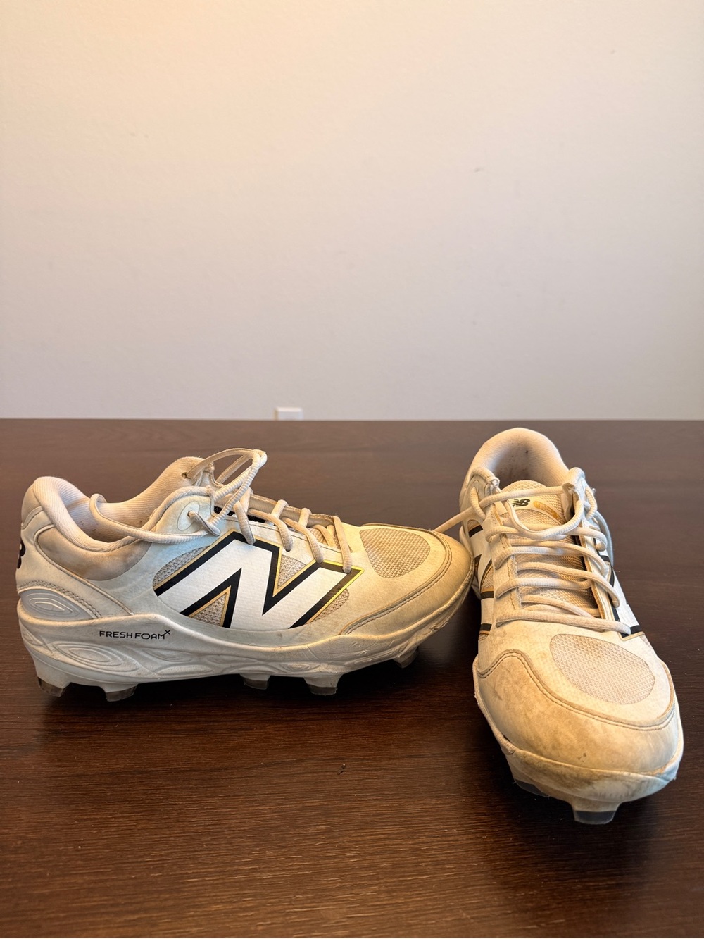 New Balancwhote and Black baseball molded Athletic Cleats